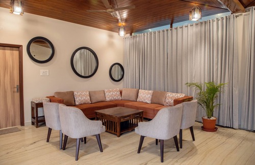 Jaipur Villa | The Hallway is distinguished by its idyllic location between city shores.n
