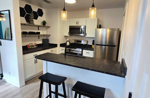 Bunkers Cove Apartment | The Hamilton Studio! close to Downtown & Dinning, Fast WIFI, HBO Max Included