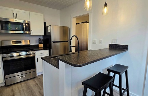 Bunkers Cove Apartment | The Hamilton Studio! close to Downtown & Dinning, Fast WIFI, HBO Max Included