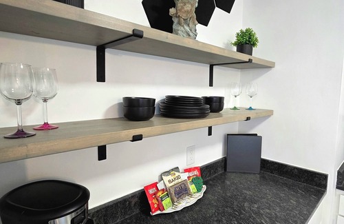 Bunkers Cove Apartment | The Hamilton Studio! close to Downtown & Dinning, Fast WIFI, HBO Max Included