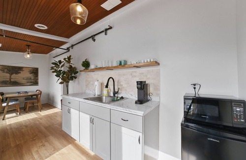 St. Charles Apartment | The Hare Suite at Divine Otter