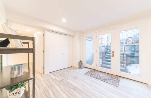 Allston Apartment | The Harvard Room conveniently near BC & Harvard