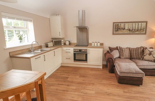 Wimbolds Trafford Cottage | THE HAY BARN, romantic, character holiday cottage in Chester