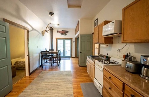 Moose Pass Apartment | The Hayloft- Apartment with Mountain View
