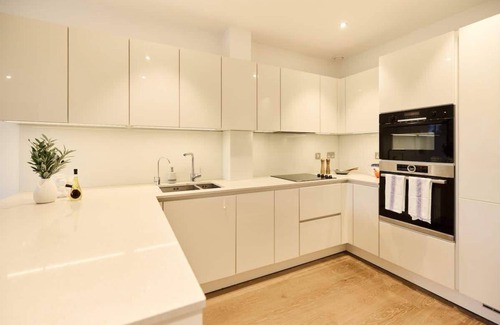Eltham West Apartment | The Heathside Haven - Modern 3 BDR