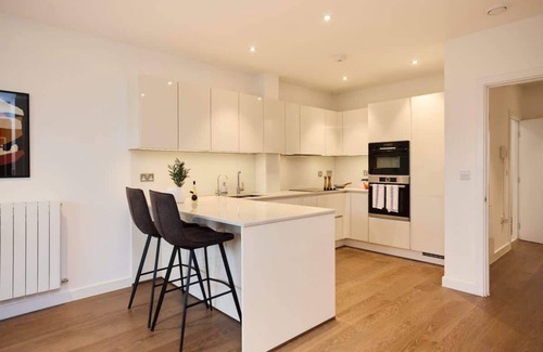Eltham West Apartment | The Heathside Haven - Modern 3 BDR