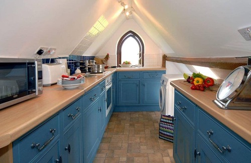 Southerndown Cottage | THE HEN HOUSE, pet friendly, with a garden in St Brides Major