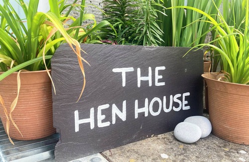 Southerndown Cottage | THE HEN HOUSE, pet friendly, with a garden in St Brides Major