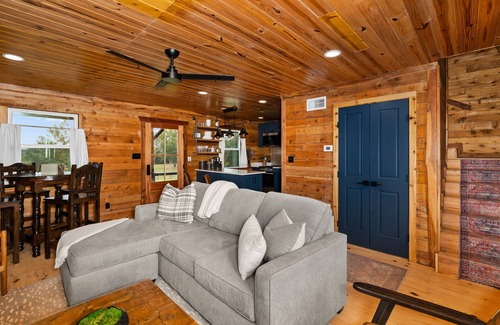 Laneville Cabin | The Hendo - Cabin #2- Intimate Family Getaway