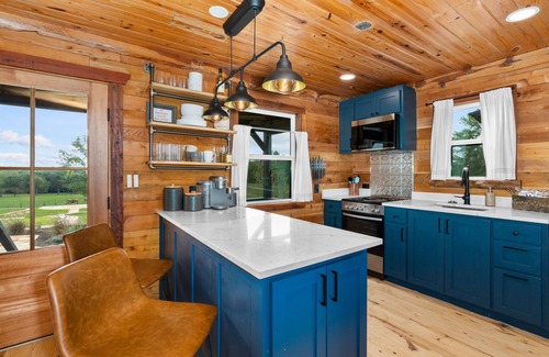 Laneville Cabin | The Hendo - Cabin #2- Intimate Family Getaway