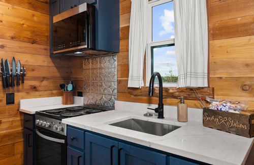 Laneville Cabin | The Hendo - Cabin #2- Intimate Family Getaway