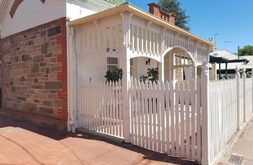 Glenelg House | The Heritage - located in in the center of Glenelg
