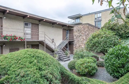 Bellevue Apartment | The Heron in Meydenbauer Bay Bellevue | 29 Nights!