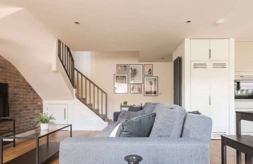 Henley Ski Chalet | The Hidden Courtyard In The Heart Of Henley