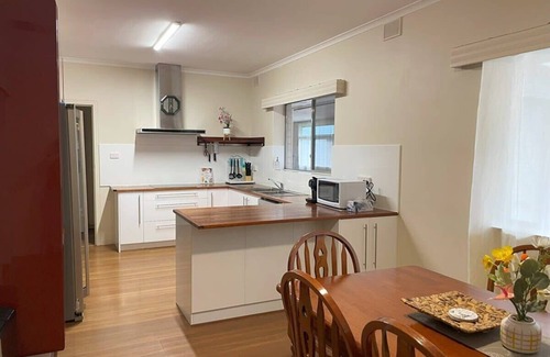 Berri House | The Hidden Gem Exquisite 3BR Retreat in Berri