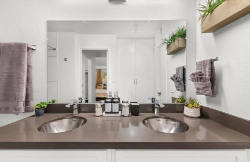 Chandler Apartment | The Hidden Gem, King bed & Swimming Pool!