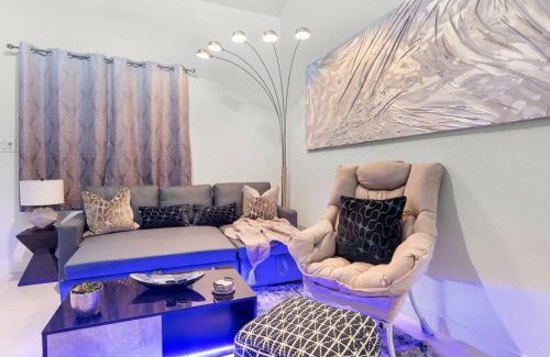 Chandler Apartment | The Hidden Gem, King bed & Swimming Pool!