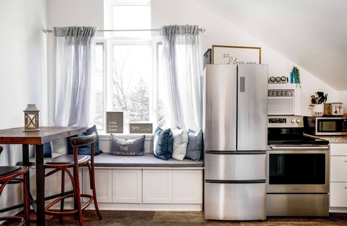 Lake Geneva Condo | The Hideaway at Hayloft Lodge – Chic & Unique Stay