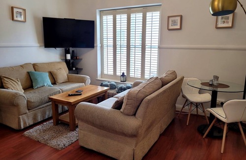 Montpellier Apartment | The Hideaway - Cheltenham, Parking, Walk to Town