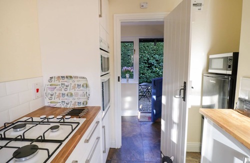 Eckington Cottage | THE HIDEAWAY, romantic, with a garden in Eckington