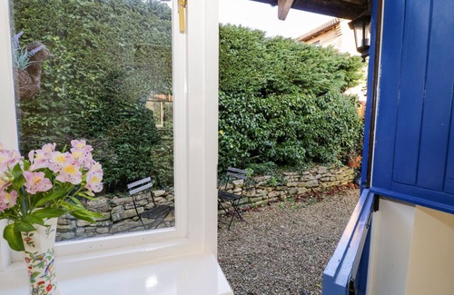 Eckington Cottage | THE HIDEAWAY, romantic, with a garden in Eckington