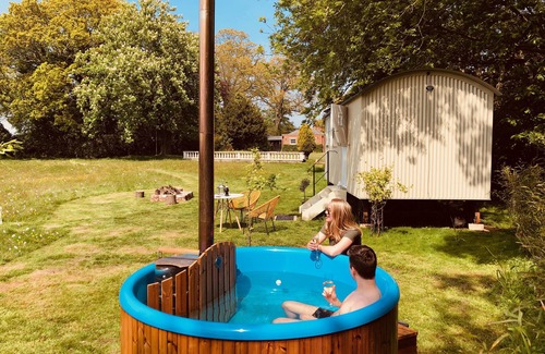 Hopton Cabin | The Hideaway Shepherds Hut & Hot Tub, sleeps 2.