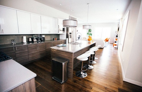 Renton House | ★The Highland House★ Sleeps16+ centralized location★ 6 bdrm w/4 King Beds!