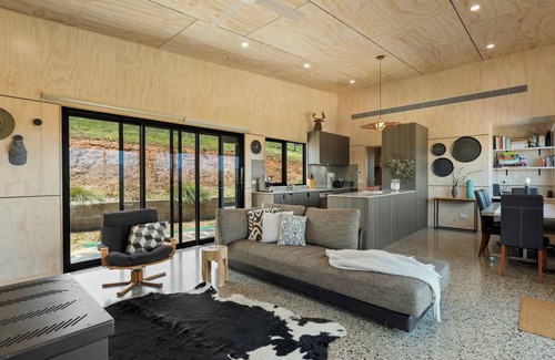 Mansfield Apartment | The Hill House - Pet-Friendly Retreat with Panoramic Views Near Mansfield