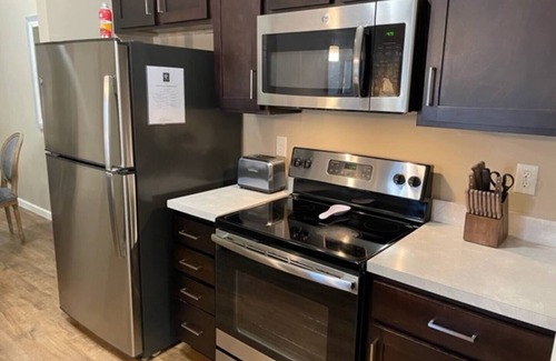 Tuttle West Apartment | The Hilliard Executive | No Steps | Amazing Beds!