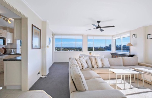Hamilton Apartment | The Hillside at Hamilton A Fresh Riverfront Abode