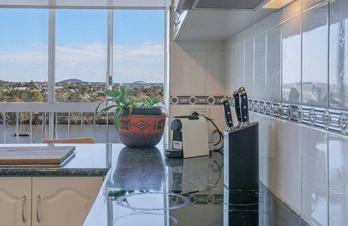 Hamilton Apartment | The Hillside at Hamilton A Fresh Riverfront Abode