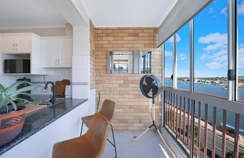 Hamilton Apartment | The Hillside at Hamilton A Fresh Riverfront Abode