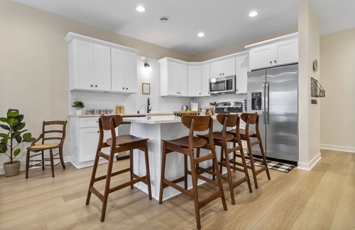 Historic Downtown Racine House | The Hive 2 Bedroom/2 Bath by Harbor and Root River