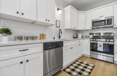 Historic Downtown Racine House | The Hive 2 Bedroom/2 Bath by Harbor and Root River