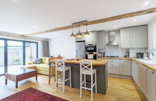 Emsworth Cottage | The Hive - a cottage that sleeps 4 guests in 2 bedrooms