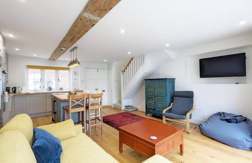 Emsworth Cottage | The Hive - a cottage that sleeps 4 guests in 2 bedrooms
