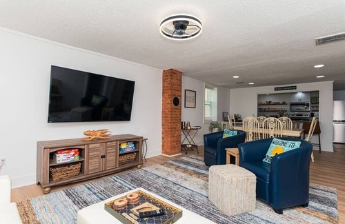 Berlin House | "The Hive"-Downtown Berlin, 4 BR, Sleeps 8, 2 Bath