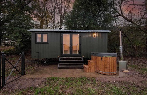 Golden Cross Cabin | The Holmes Hill Retreat