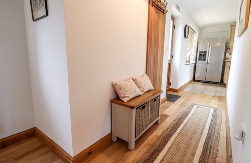 Tidenham Cottage | THE HONEY POT, romantic, with hot tub in Chepstow