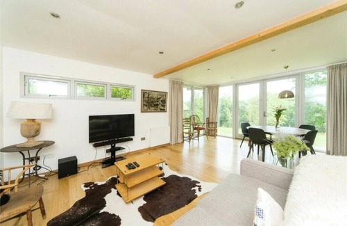 Piltdown House | The House In The Woods