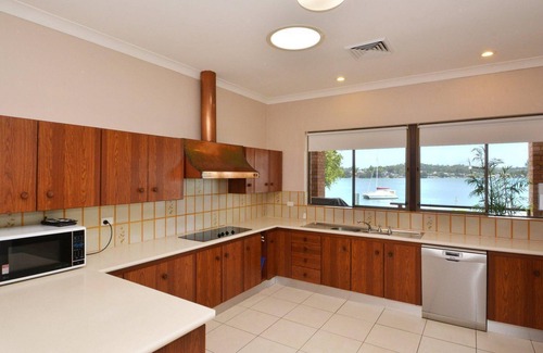 Fishing Point House | The House on the Lake @ Fishing Point, Lake Macquarie - honestly put the line in and catch fish