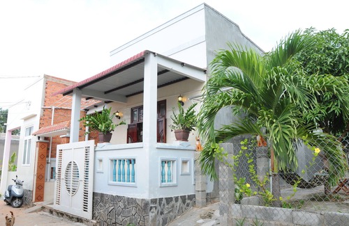 East Ham Tien Beach House | The House with 3 bedrooms and big garden