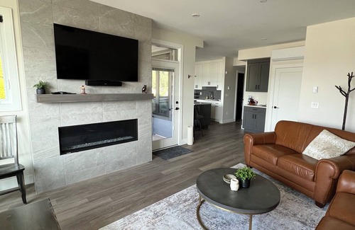 Harrison Hot Springs Condo | THE HUB- NEW Lakefront 3-bed/2-bath suite in Harrison Hot Springs with WiFi, AC.
