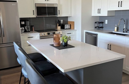 Harrison Hot Springs Condo | THE HUB- NEW Lakefront 3-bed/2-bath suite in Harrison Hot Springs with WiFi, AC.