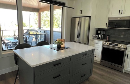 Harrison Hot Springs Condo | THE HUB- NEW Lakefront 3-bed/2-bath suite in Harrison Hot Springs with WiFi, AC.