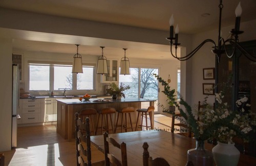 Wellington House | The Hull House - Lake Ontario Waterfront w Sauna