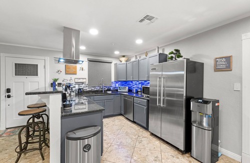 Citrus Plaza House | ~The Hummingbird House~ Sauna, Two King Beds, Mountain Views!