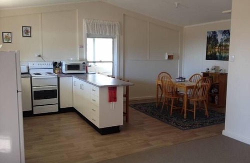 Oberon Council House | 'The Hut' a Rural Getaway With Views to Die For.