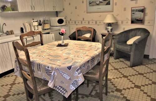 Lesneven Apartment | The hydrangea house