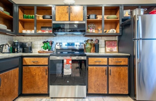 Oxford House | The Ira, 2 miles from the Square and Campus!